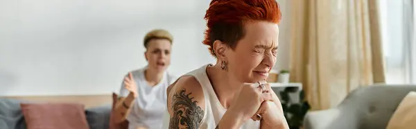 Une femme aux cheveux roux éclatants pleure sur le canapé, bannière — Photo de stock