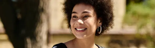 A young woman radiating happiness and positivity through her charming smile. — Stock Photo