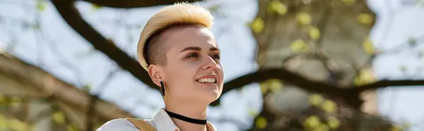A woman with a shaved head radiates joy as she smiles warmly. — Stock Photo