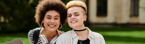 Due giovani studentesse siedono fianco a fianco, mostrando la loro felicità e amore — Foto stock