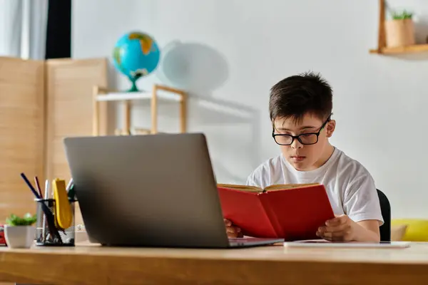 Menino com síndrome de Down estudando com laptop na mesa. — Fotografia de Stock