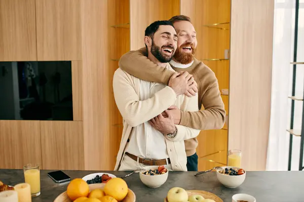 Deux hommes, un couple gay heureux, embrasser amoureusement dans leur cuisine moderne, exprimant leur connexion profonde et la joie dans l'autre compagnie. — Photo de stock