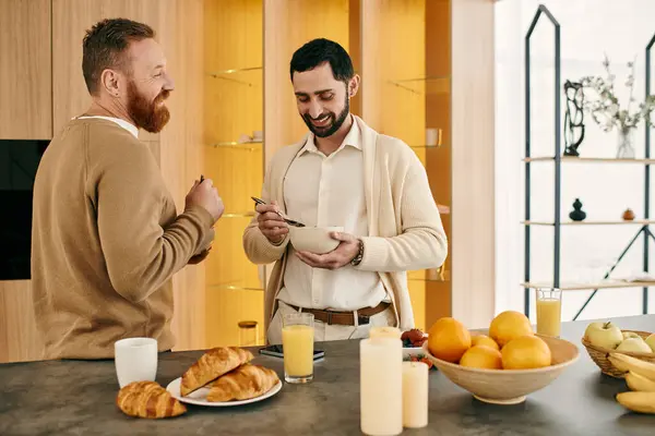 Двое мужчин вели дружескую беседу на современной кухне. — стоковое фото