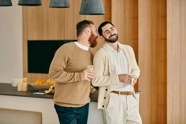 Um casal gay feliz, de pé em uma cozinha moderna, passar tempo de qualidade juntos, mostrando amor em um ambiente íntimo. — Fotografia de Stock