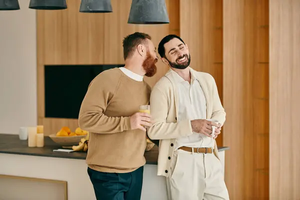 Una coppia gay felice, in piedi in una cucina moderna, trascorrere del tempo di qualità insieme, mostrando l'amore in un ambiente intimo. — Foto stock
