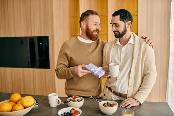 Una coppia gay felice si trova in una cucina moderna, sorseggiando caffè insieme. — Foto stock
