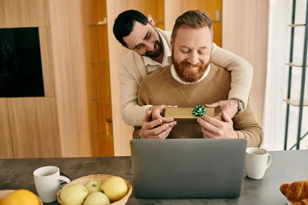 Un homme tient un cadeau près de son partenaire, leurs expressions remplies de curiosité et d'anticipation. — Photo de stock