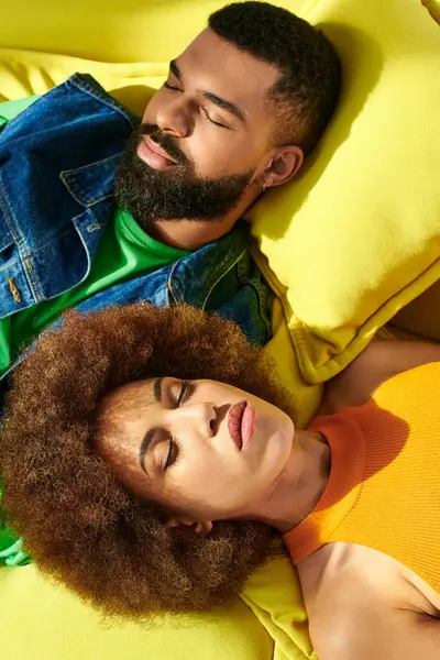 An intimate moment captured as a man and woman lay together on a bed, enjoying each others company in a cozy setting. — Stock Photo