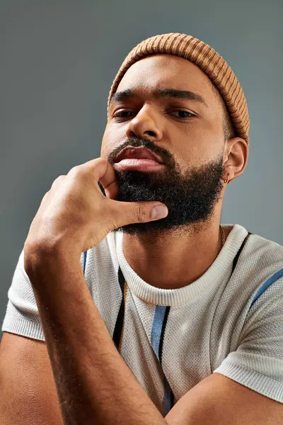 An African American man with a beard confidently wears a hat, exuding a sense of style and charisma — Stock Photo