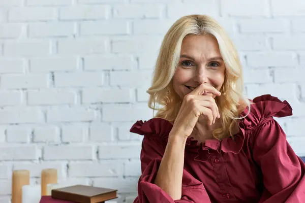 Mujer con estilo en silla, mano en la barbilla, profundo en el pensamiento. - foto de stock