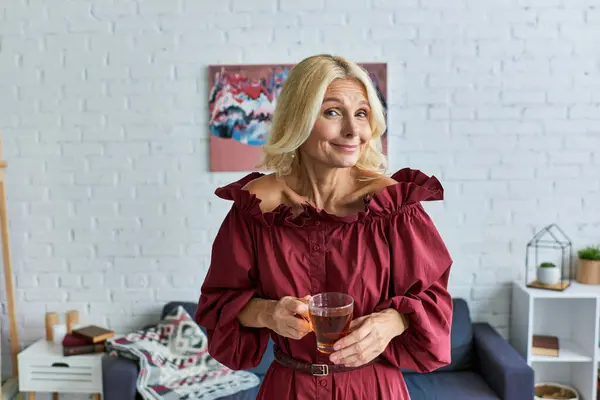 Stilvolle Frau mit einer Tasse Tee. — Stockfoto