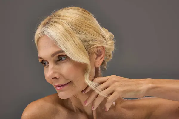 Mature woman with blonde hair posing for a portrait. — Stock Photo