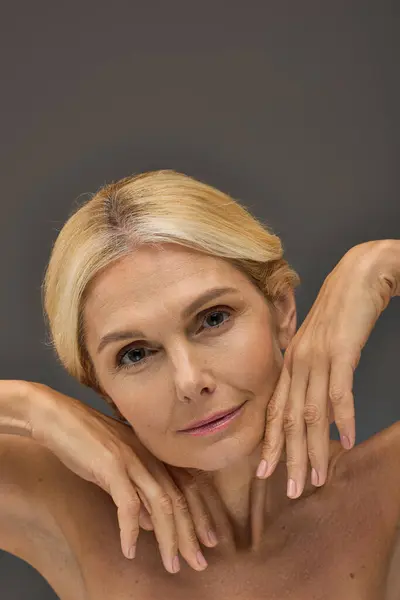 Mature woman gracefully poses, showcasing natural beauty. — Stock Photo