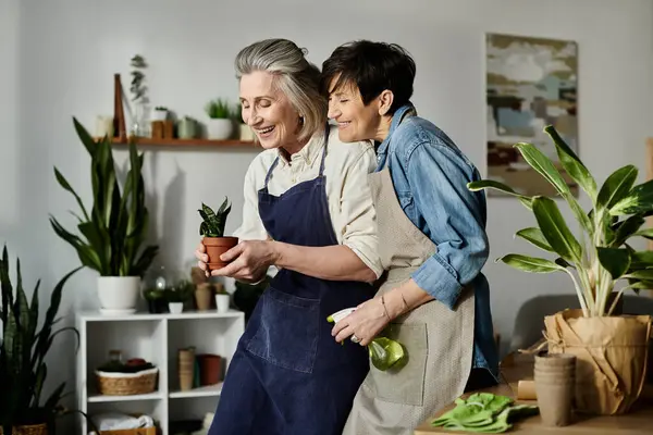 Coppia di anziani felicemente prendersi cura di piante. — Foto stock
