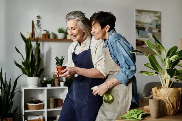 Pareja mayor feliz cuidando de las plantas. - foto de stock