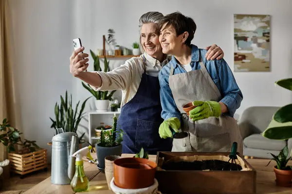 Senior couple lesbien souriant, prendre selfie dans un endroit pittoresque. — Photo de stock