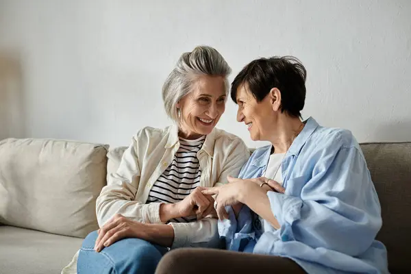 Deux femmes âgées profitent d'une conversation chaleureuse sur un canapé. — Photo de stock