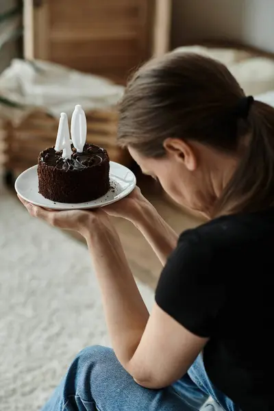 Woman holding a cake with the number 40 on it. — Stock Photo
