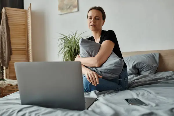 Middle-aged woman finds solace in therapy session on laptop. — Stock Photo