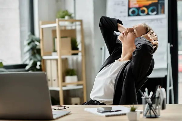 Middle aged woman experiences stress and depression while working at her desk. — стоковое фото