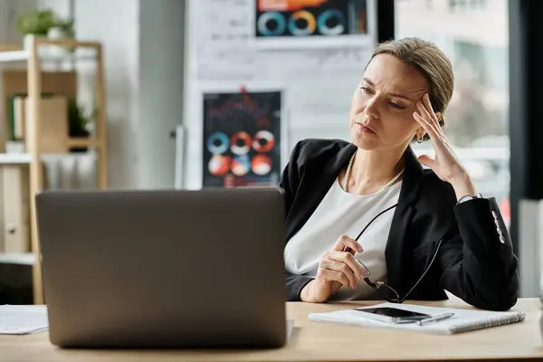 Stressed woman in crisis working with laptop at desk. — Fotografia de Stock