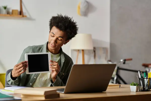 Young man absorbed in a laptop screen at home. — Photo de stock