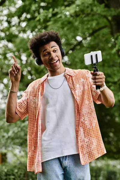 African American man in park taking selfie with phone. — стоковое фото