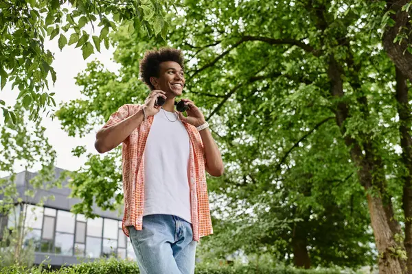 A young african american man in a vibrant park setting. — Foto stock
