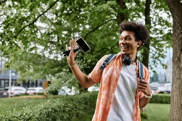 Jeune homme prenant selfie dans le parc . — Photo de stock