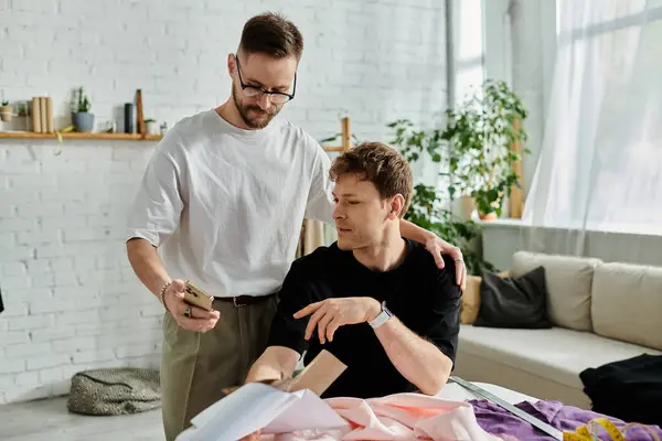 Dos ideas de diseño de lluvia de ideas de hombres en un taller con estilo - foto de stock