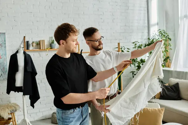 Zwei Männer, Partner in Liebe und Design, stehen zusammen in einem stilvollen Wohnzimmer. — Stockfoto