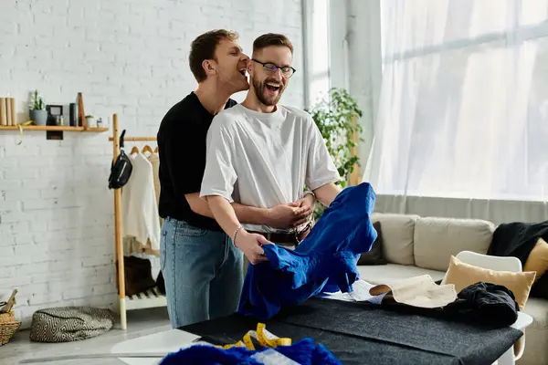 Dos hombres, colaborando creativamente en su elegante taller - foto de stock