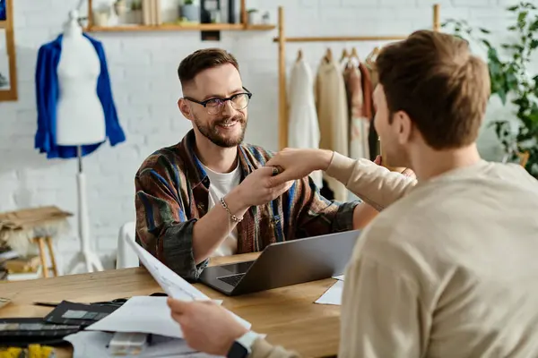 Двоє чоловіків обговорюють ідеї дизайну за стильним столом. — Stock Photo