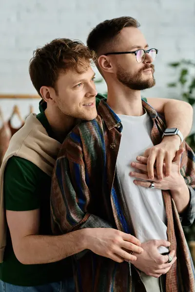 Zwei Männer stehen gemeinsam in einer Designerwerkstatt und basteln leidenschaftlich trendige Kleidung. — Stockfoto