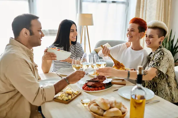 Diverso gruppo godendo la cena insieme a un tavolo. — Foto stock