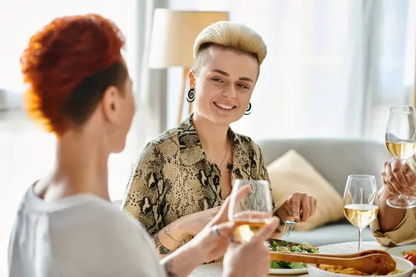 Diverse group of women enjoying wine and conversation around a table. — Stock Photo