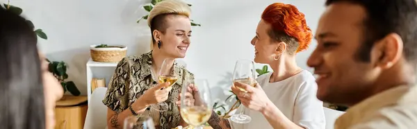 Grupo diverso gosta de vinho em torno da mesa. — Fotografia de Stock