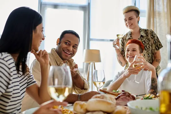 Grupo diverso que gosta de vinho em volta de uma mesa. — Fotografia de Stock