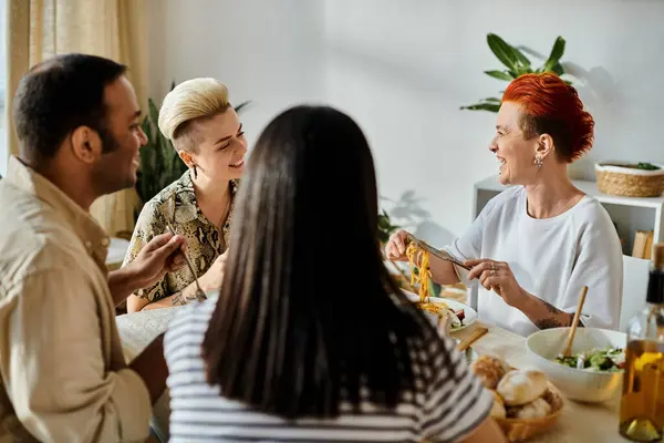 Casal de lésbicas e amigos diversos desfrutando de uma refeição em uma mesa. — Fotografia de Stock