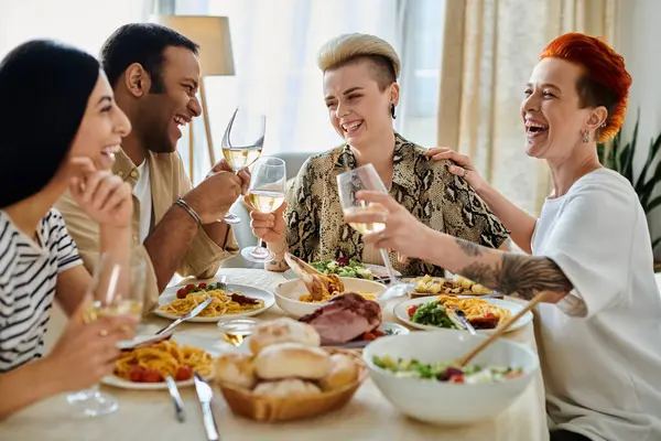 Groupe diversifié d'amis profitant du dîner ensemble à la maison. — Photo de stock