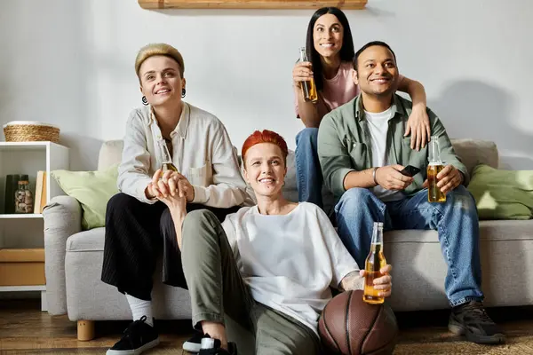 Diverse Gruppe hockt auf Couch und plaudert liebevoll. — Stockfoto