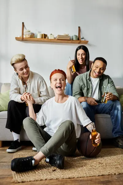 Un couple de lesbiennes amoureux et leurs amis assis ensemble sur un canapé. — Photo de stock