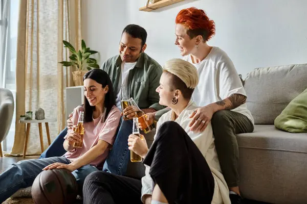 Groupe diversifié profitant de la bière sur le canapé. — Photo de stock