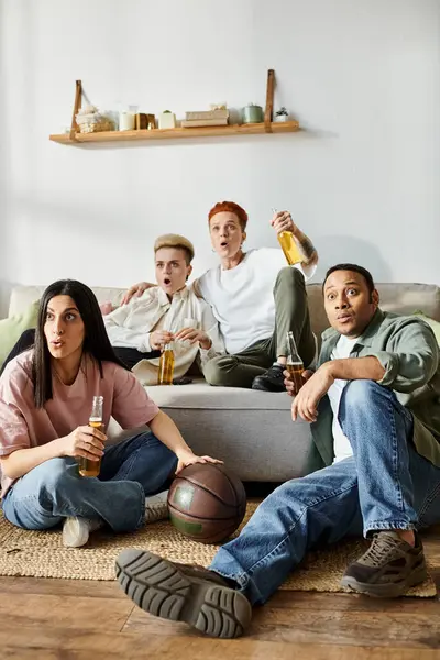 Groupe diversifié de personnes, y compris un couple de lesbiennes aimant, se détendre sur un canapé à la maison. — Photo de stock