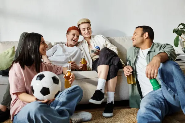 Groupe diversifié de personnes se détendre ensemble sur un canapé. — Photo de stock