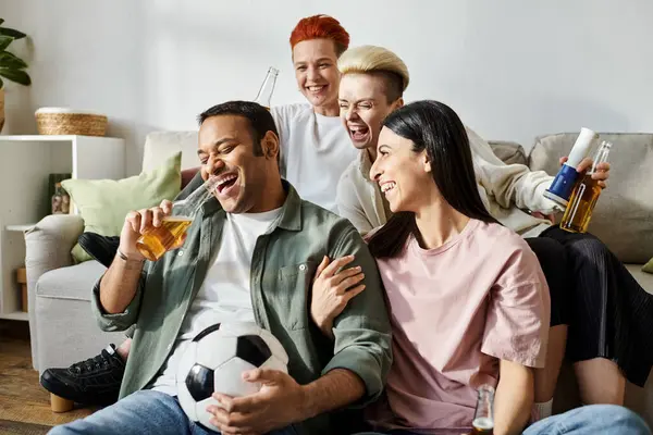 Un groupe diversifié de personnes assises sur un canapé, profitant de l'autre compagnie à la maison. — Photo de stock