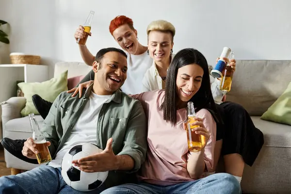 Diverso gruppo di persone sedute e sdraiate insieme su un comodo divano. — Foto stock