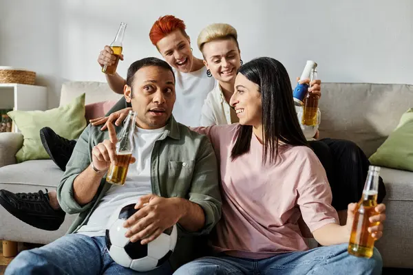 Diverso gruppo rilassante gioiosamente sulla parte superiore del divano. — Foto stock