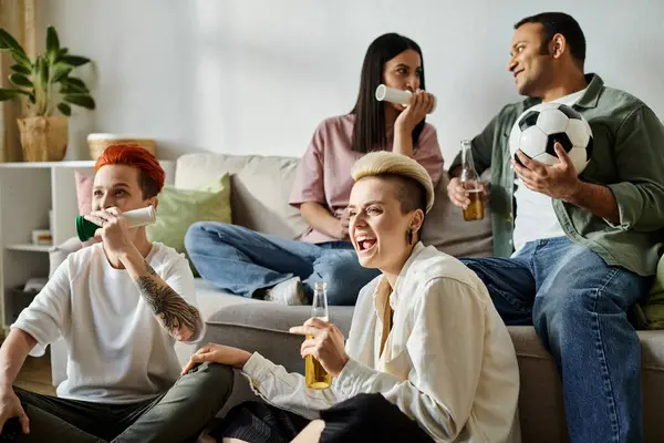 Um grupo de pessoas desfrutando uns dos outros companhia em um sofá. — Fotografia de Stock