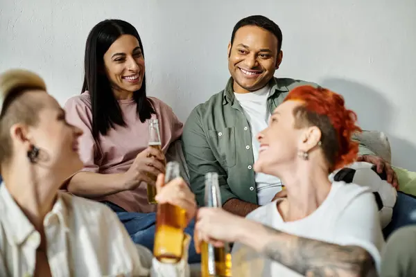 Grupo diverso desfrutando de cerveja à mesa. — Fotografia de Stock